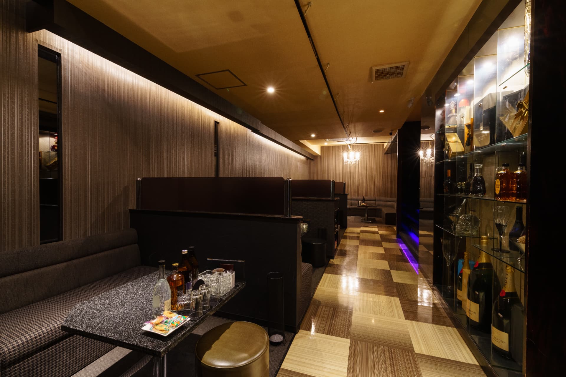 Club Nest のメインフロア。落ち着いた照明とボックスシート